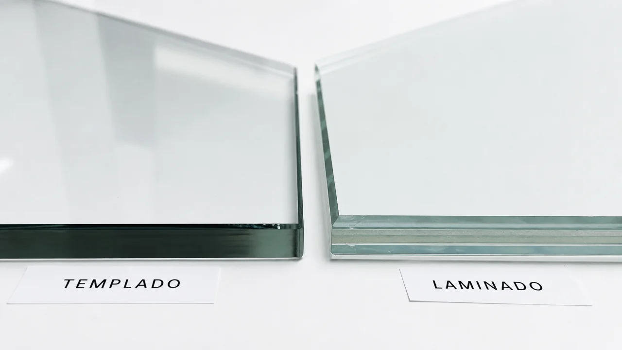 Comparación de vidrio templado y vidrio laminado mostrando la capa intermedia PVB en el canto — ALUM Santo Domingo